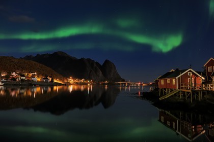 Norvège, Nordland, Iles Lofoten, ile de Moskenesoy, aurore boréale au dessus du village de pêcheurs de Reine