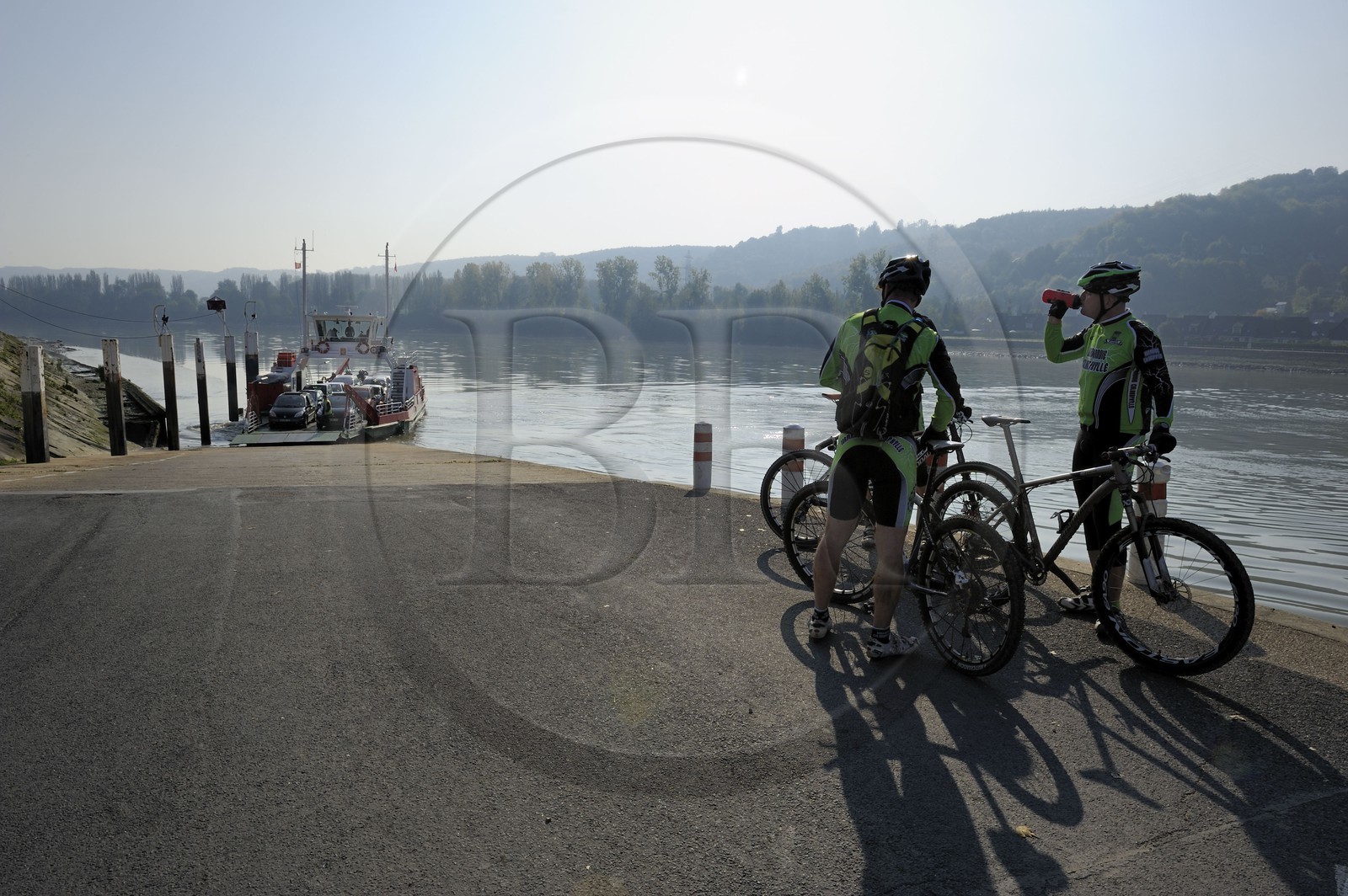 France, Seine-Maritime (76), le bac sur la Seine au village de La Bouille