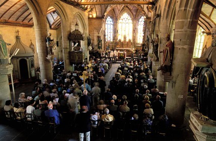 France, Finistère (29), enclos paraoissialde Pleyben, une messe dans l'église pour le Pardon de Saint-Germain l'Auxerrois