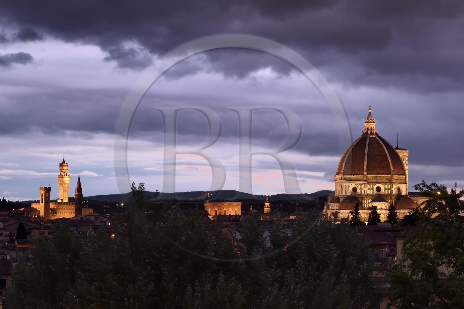 Italie, Toscane, Florence, centre historique classé Patrimoine Mondial de l'UNESCO, le Palazzo Vecchio et le Duomo Santa Maria del Fiore au crépuscule