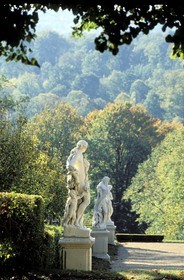 France, Val-d'Oise (95), parc naturel régional du Vexin français, domaine de Villarceaux, statues dans les jardins