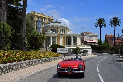 France, Alpes-Maritimes (06), Beaulieu-sur-Mer, Alfa Romeo Giulietta décapotable de collection sur la route de la Basse Corniche