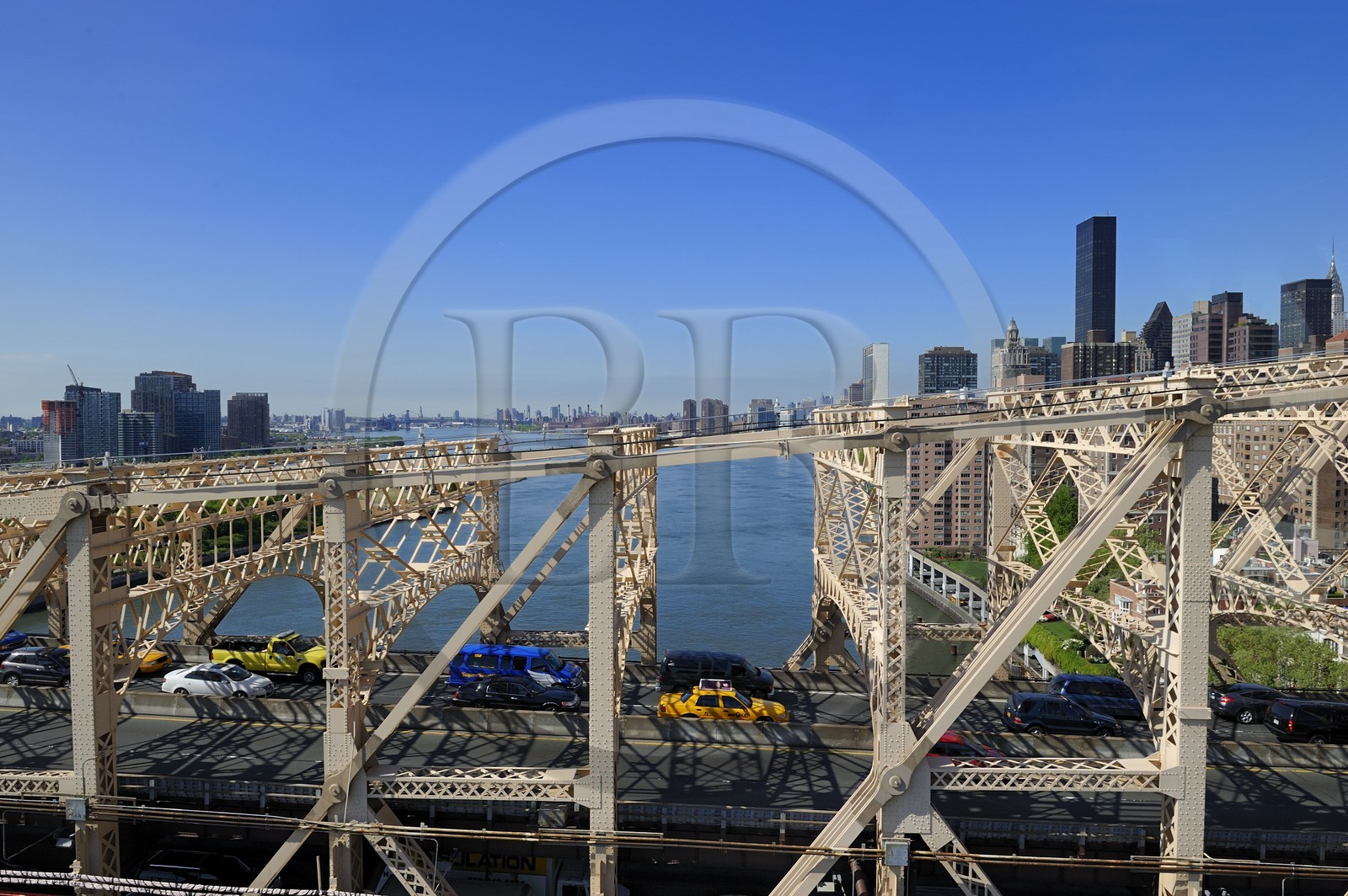 Etats-Unis, New York, Manhattan, Upper East side, le Queensboro Bridge qui rejoint Roosevelt Island au dessus de l'East River