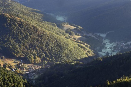 France, Haut-Rhin (68), le village de Wasserbourg au pied du Petit Ballon dans le Vallon du Krebsbach