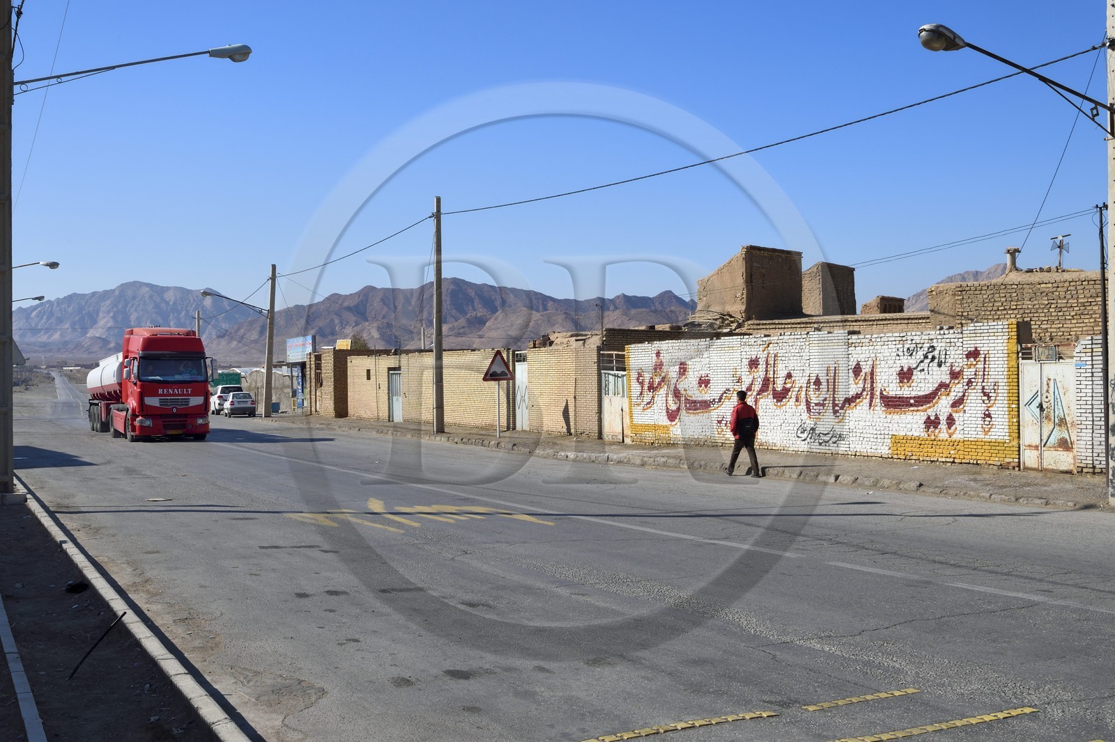 Iran, Province de Yazd, désert du Dasht-e Kavir, Rabat-e-posht-e-Badam, la rue principale, camion Renault