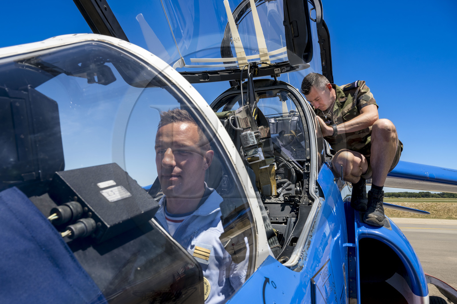 France, Bouches-du-Rhône (13), Salon-de-Provence, base aerienne 701, base de la Patrouille de France (PAF pour Patrouille acrobatique de France) de l'Armée de l'air et de l'espace française, le pilote, le capitaine Cédric Queyranne, termine de se préparer dans son cockpit aux côtés de l'adjudant Nicolas Renard, son mécanicien, pour un vol à bord de son avion Alphajet