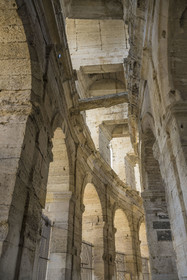 France, Bouches-du-Rhône (13), Arles,  classé Patrimoine Mondial de l'UNESCO, la galerie extérieure rez-de-chaussée encore couverte partiellement de grandes dalles monolithes