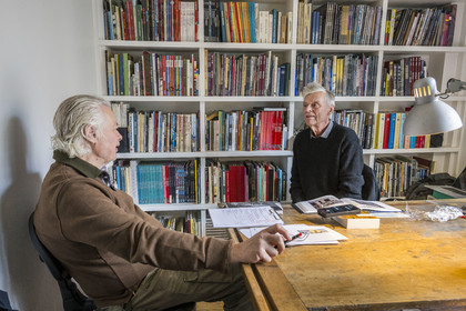 France, Paris (75), le dessinateur et auteur de bande-dessinée François Schuiten dans son atelier parisien, interview par l'artiste et critique d'art Pierre Lamalattie pour Artension