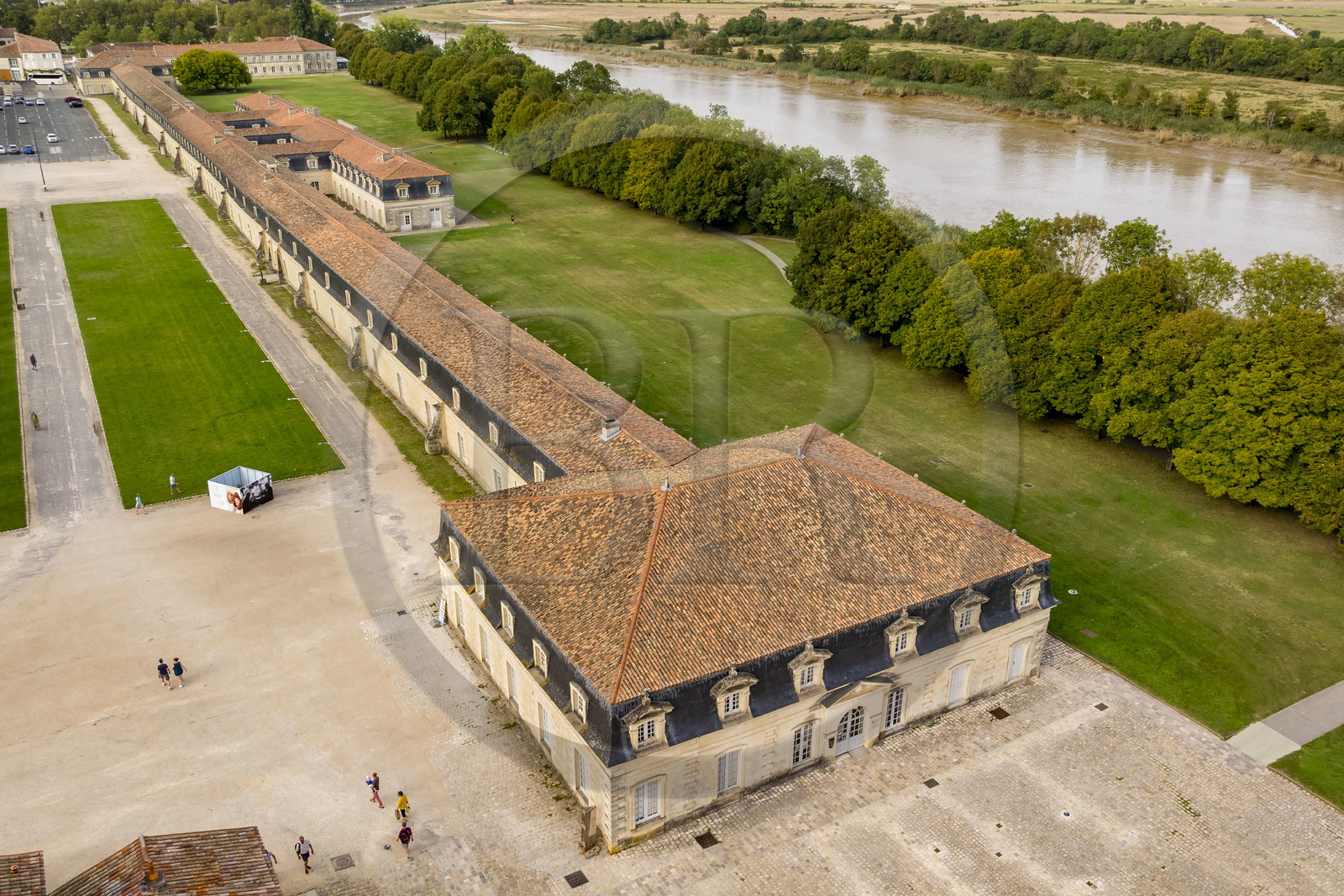 France, Charente-Maritime (17), Rochefort, Centre International de la mer dans l'ancien Arsenal maritime de Rochefort, la Corderie Royale conçue par Colbert en 1666 en bordure de la Charente (vue aérienne)
