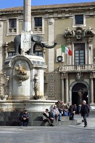 Italie, Sicile, Catane, ville baroque classée au Patrimoine Mondial de l'UNESCO, Piazza del Duomo, la fontaine de l'Elephant en basalte et marbre blanc du XVIIIe siècle est le symbole de la ville