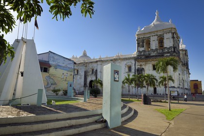 Nicaragua, Leon, Heroes and Martyrs Park, left the Monumento a los Caidos (memorial of the Sandinista revolution) and the Basilica Cathedral of the Assumption of the Blessed Virgin Mary (Basilica Catedral de la Asuncion) listed as World heritage by UNESCO