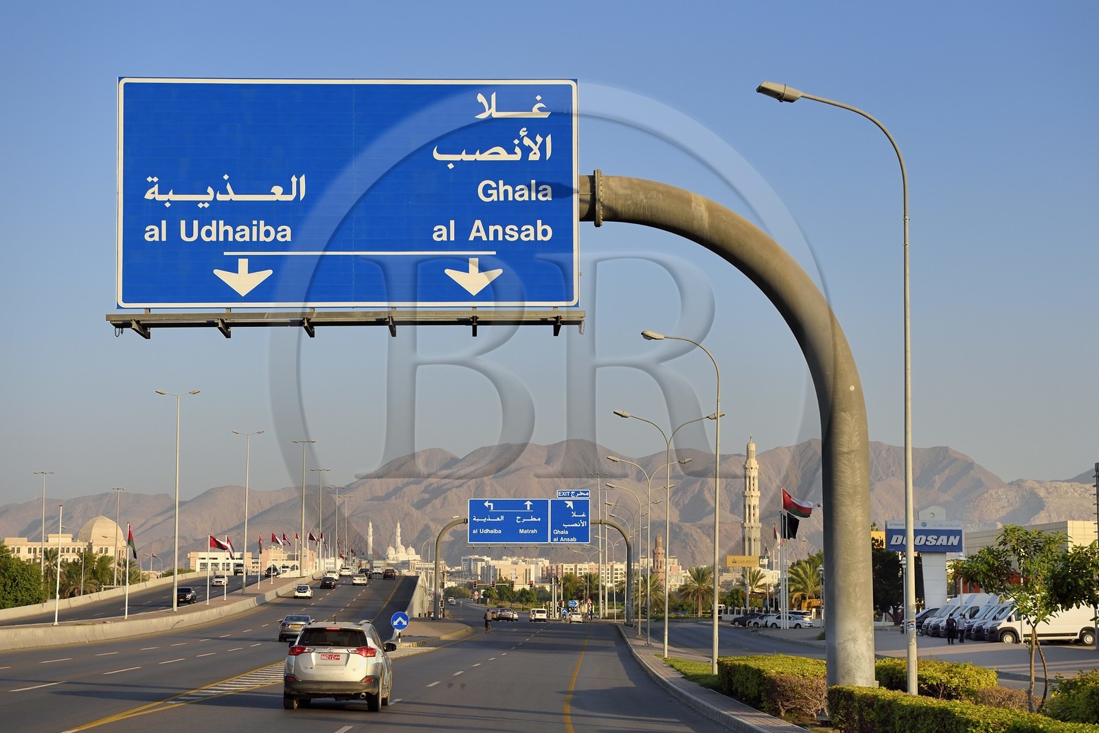 Sultanat d'Oman, Mascate, l'autoroute Sultan Qaboos, double 4 voies qui traverse Mascate de part en part sur 45 km