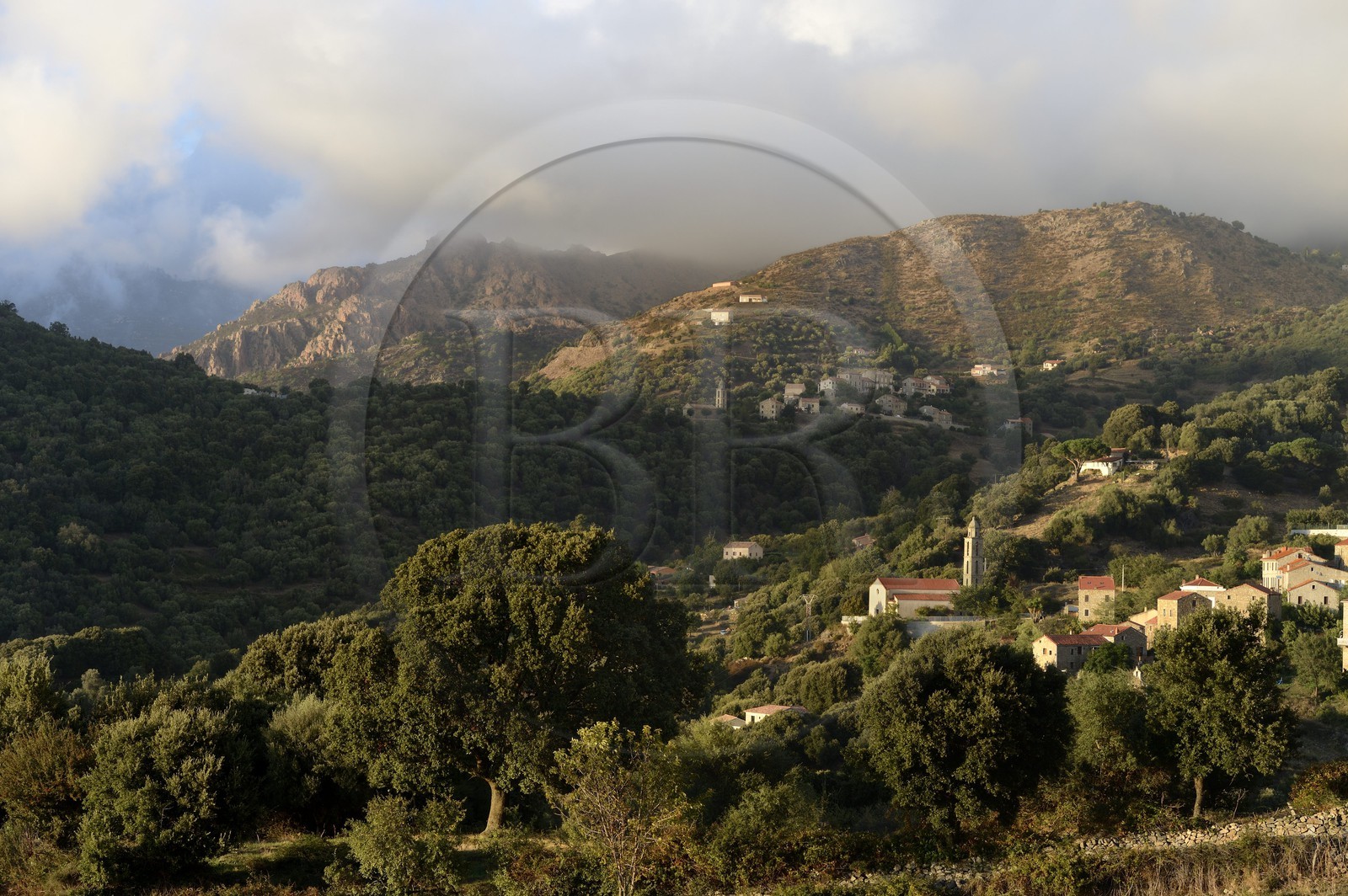 France, Corse-du-Sud (2A), région de Sartène, village de Fozzano et Santa Maria Figaniella en arrière plan France, Corse-du-Sud (2A), région de Sartène, village de Fozzano et Santa Maria Figaniella en arrière plan