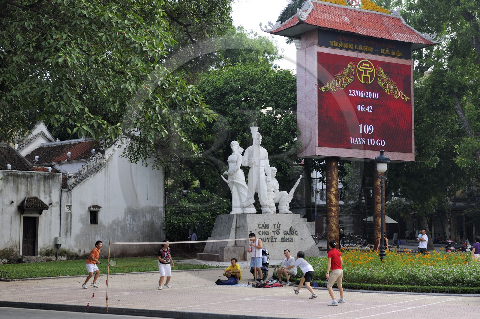 Vietnam, Hanoï, monuments aux Martyrs et le panneau du compte à rebours du millémaire de Hanoi