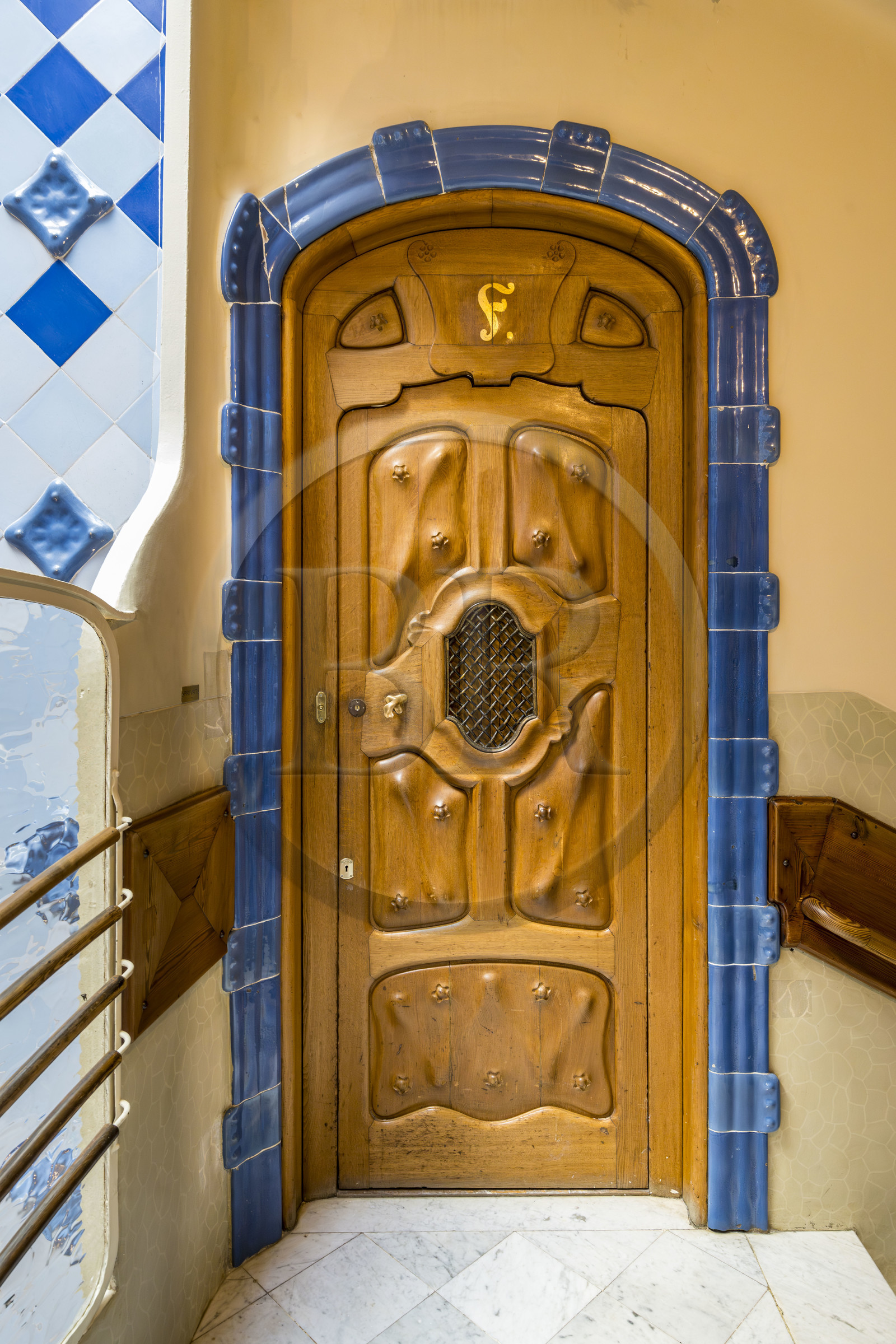 Espagne, Catalogne, Barcelone, quartier de l'Eixample, Passeig de Gracia, Casa Batllo de l'architecte du modernisme catalan Antoni Gaudi, site classé au Patrimoine Mondial de l'UNESCO,porte d'appartement