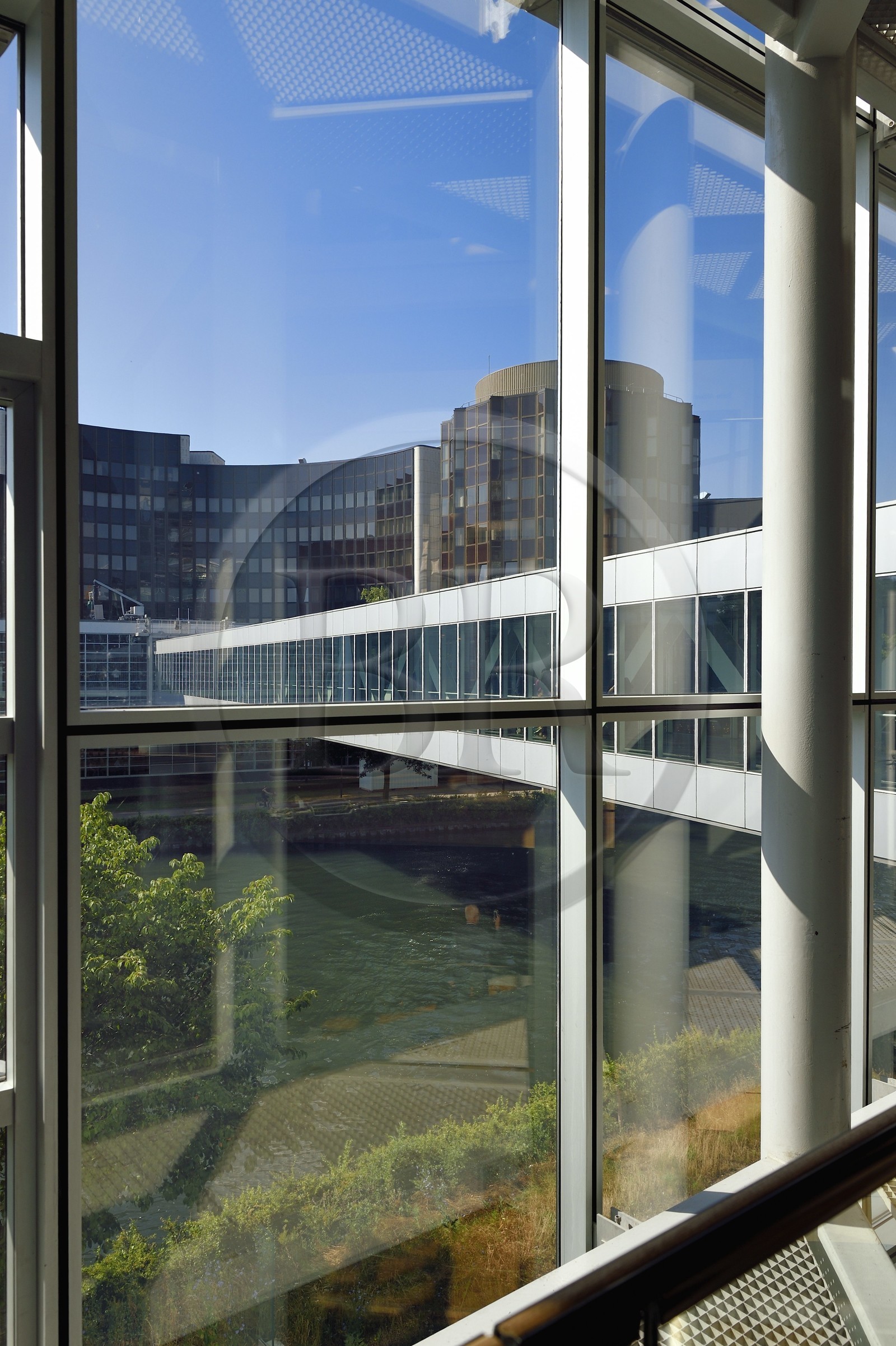 France, Bas-Rhin (67), Strasbourg, quartier européen, le Parlement européen, batiment Winston Churchill relié au batiment Louise-Weiss par une passerelle au dessus de l'Ill