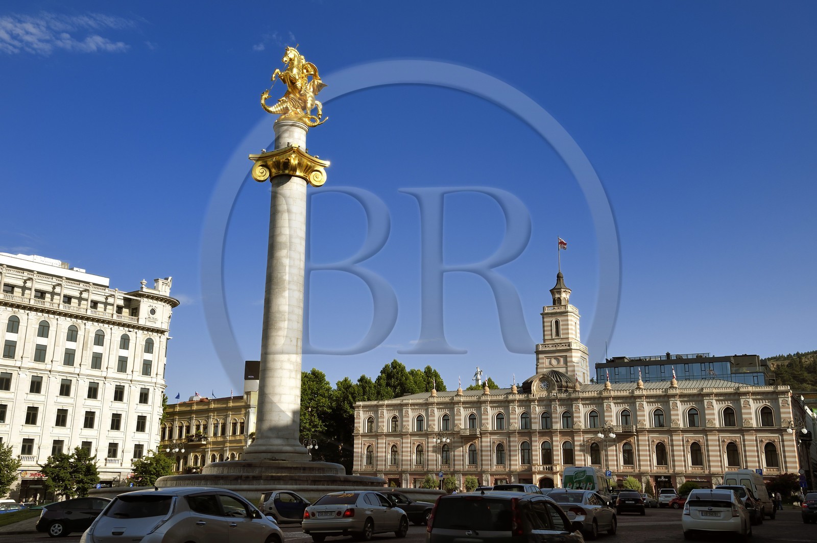 Géorgie, Tbilissi, place de la Liberté, statue de Saint Georges terrassant le dragon et Tbilisi Sakrebulo (batiment de l'Assemblée de la ville de Tbilissi)