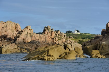 France, Côtes-d'Armor (22), Côte de Granit Rose, Perros-Guirec, Ploumanac'h, la pointe de Squewel et le sémaphore de La Clarté France, Cotes-d'Armor, Cote de Granit Rose (the Pink Granite coast), Perros Guirec, Ploumanach, Pointe de Squewel and the semaphore of La Clarte