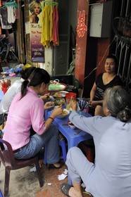 Vietnam, Hanoï, quartier des 36 rues dans la vieille ville, restaurant sur le trottoir
