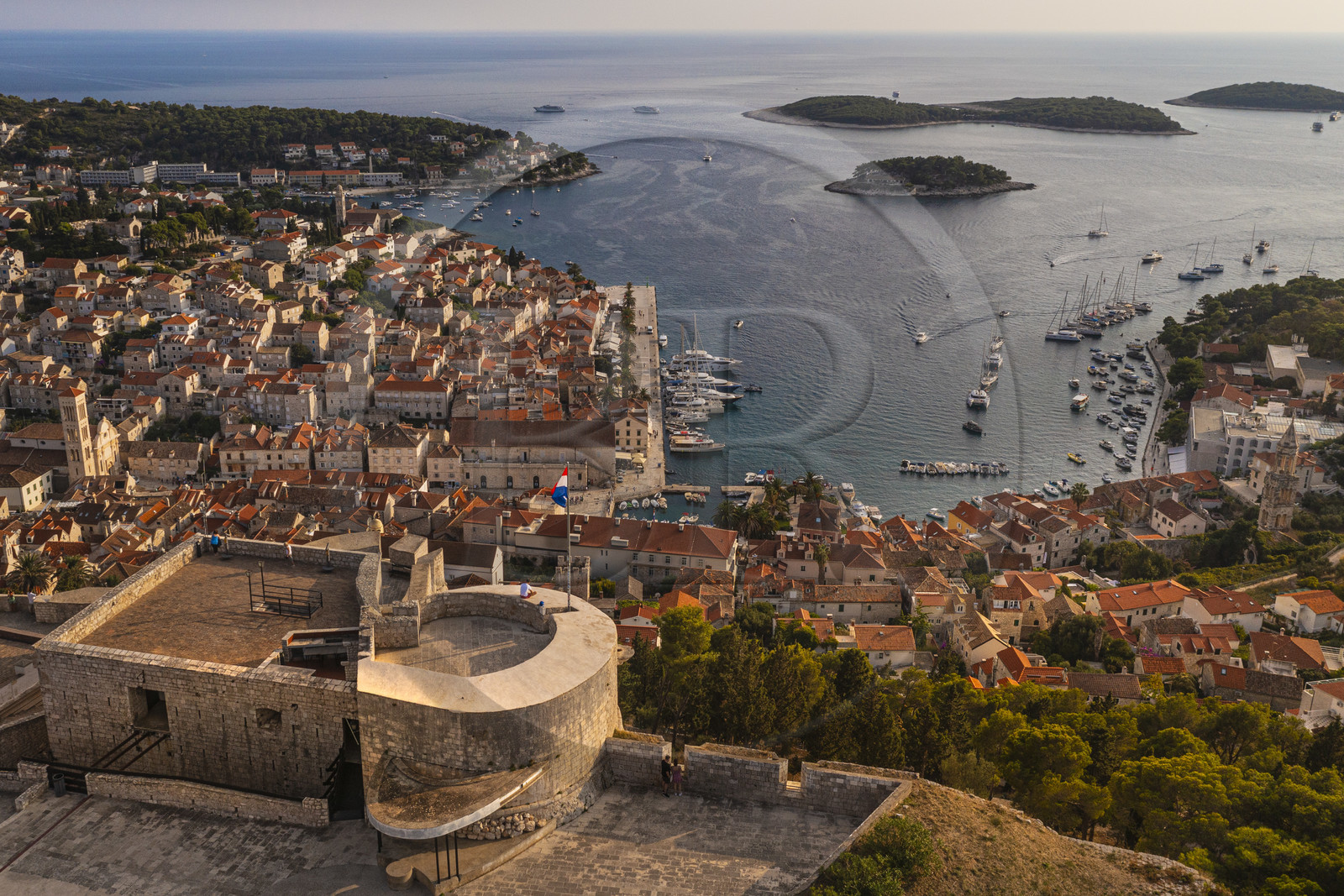 Croatie, Dalmatie, cote dalmate, Ile de Hvar, la ville de Hvar dominé par sa Forteresse espagnole et les Iles Infernales en arrière plan (vue aérienne)