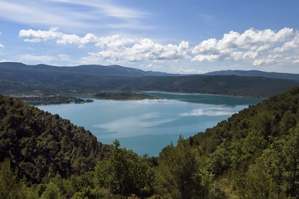 France, Alpes-de-Haute-Provence (04), Parc Naturel Régional du Verdon, lac de Sainte Croix vers Sainte-Croix-de-Verdon, le village varois de Bauduen en arrière plan à gauche