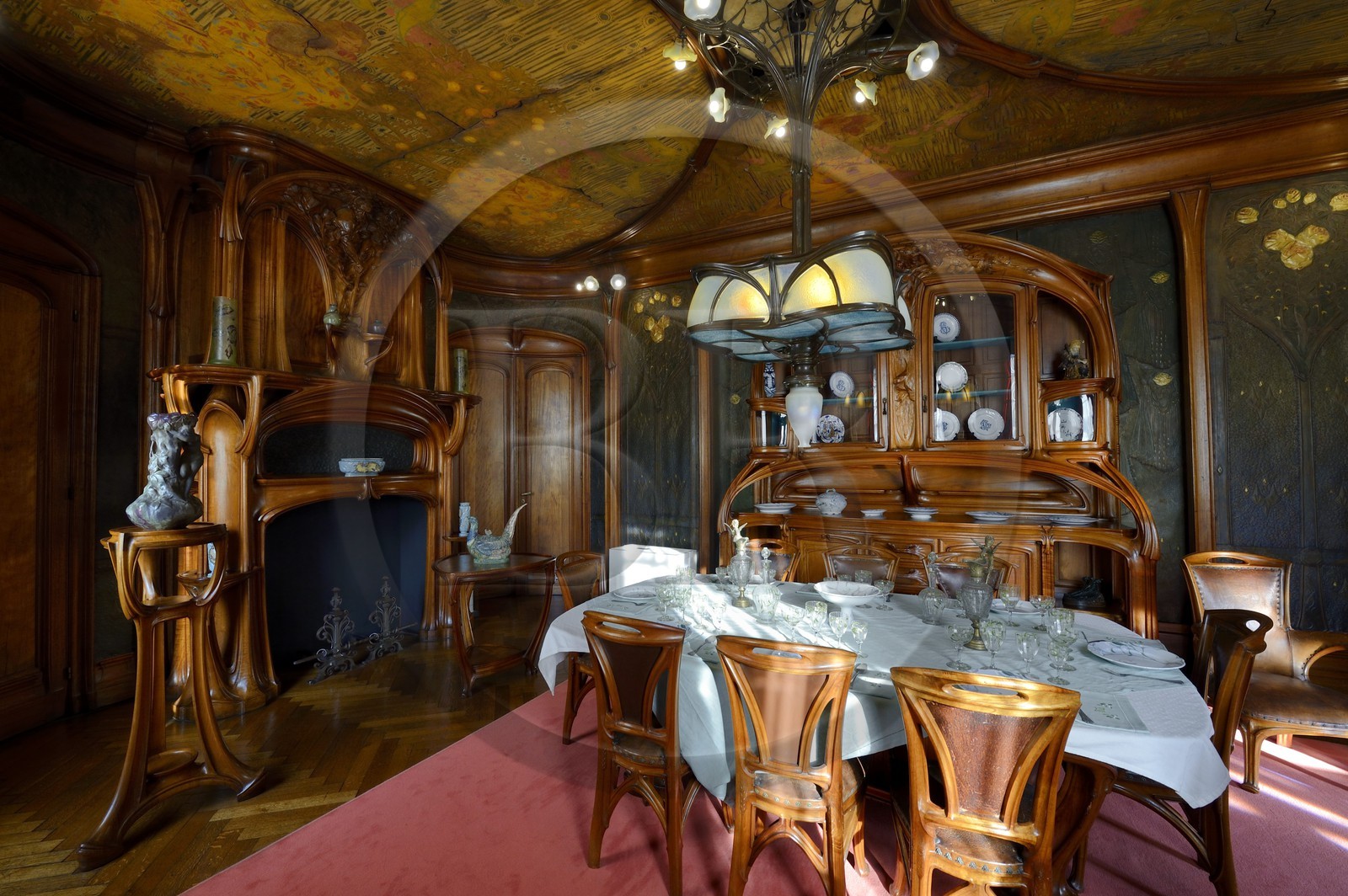 France, Meurthe-et-Moselle (54), Nancy, musée de l'Ecole de Nancy, salle à manger Masson de style Art Nouveau (1903-1906), mobilier et menuiseries par Eugène Vallin, panneaux de cuir et plafond de Victor Prouvé