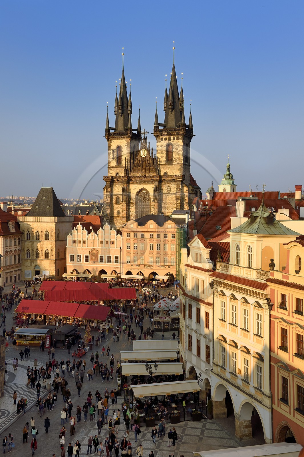 République Tchèque, Prague, centre historique classé Patrimoine Mondial de l'UNESCO, la vieille ville (Stare Mesto), place de la vieille ville (Staromestske namesti), l'église Notre-Dame-du-Tyn
