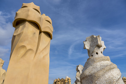 Espagne, Catalogne, Barcelone, quartier de l'Eixample, Passeig de Gracia, Pedrera ou Casa Mila (1905-1910) de l'architecte du modernisme catalan Antoni Gaudi, site classé au Patrimoine Mondial de l'UNESCO, cheminées et tours d'aération sur le toit terrasse de l'immeuble
