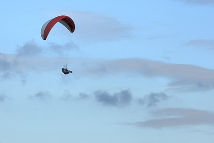 France, Calvados (14), la Suisse normande, Clécy, parapente depuis la route des crêtes qui domine la vallée de l'Orne