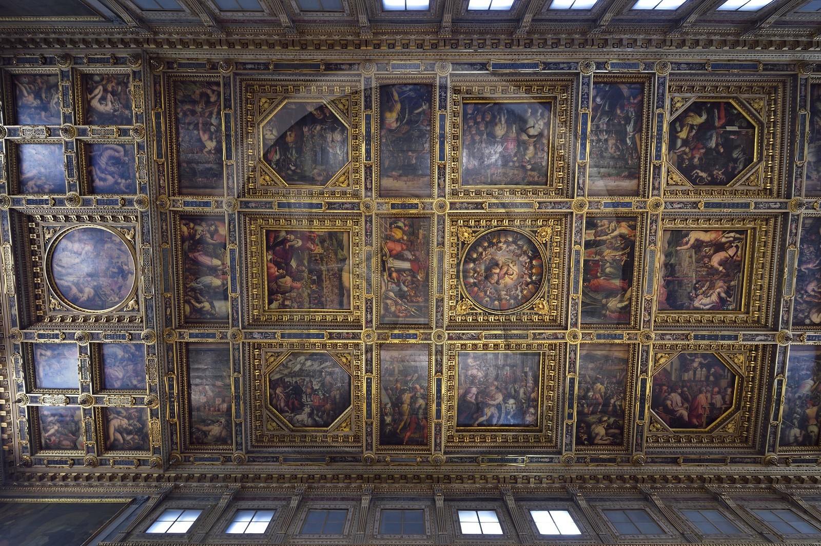 Italie, Toscane, Florence, centre historique classé Patrimoine Mondial de l'UNESCO, le Palazzo Vecchio, Salone dei Cinquecento (salle des Cinq-Cents), le plafond à caissons ornés des peintures de Vasari