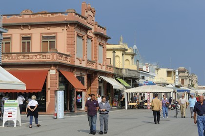 Italie, Toscane, province de Lucques, station balnéaire de Viareggio, la promenade Passeggiata avec ses cafés et ses commerces