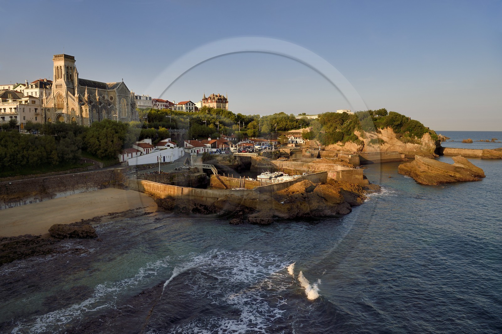 France, Pyrénées-Atlantiques (64), Pays-Basque, Biarritz, le Port des Pecheurs dominé par l'église Sainte-Eugénie