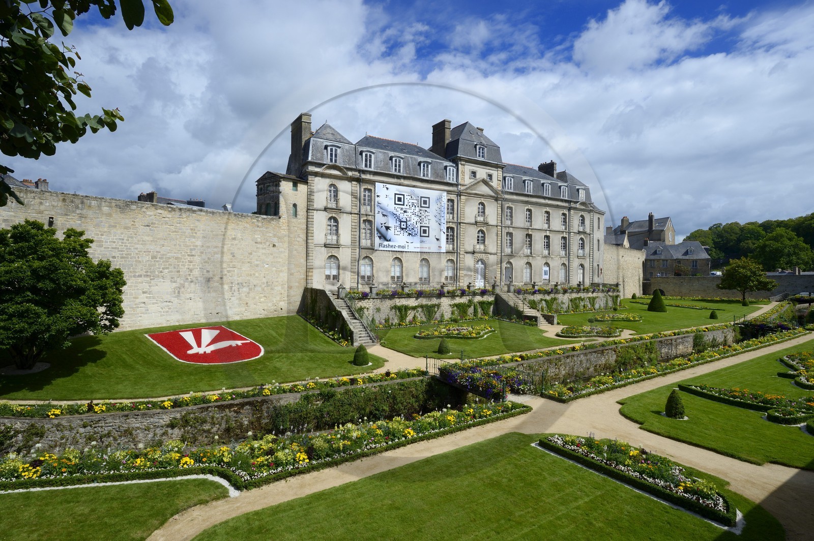 France, Morbihan, Gulf of Morbihan (Golfe du Morbihan), Vannes, castle of Hermine and the Poterne Gate (Porte Poterne) in the background