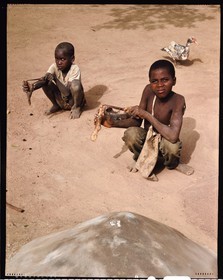 Burkina Faso, province de Poni, pays des Lobi, région de Loropéni, Ouadara, enfants avec lances-pierres derrière la tombe de leur frère, le lance-pierres est souvent la première arme du jeune lobi et ce jusqu'à son initiation