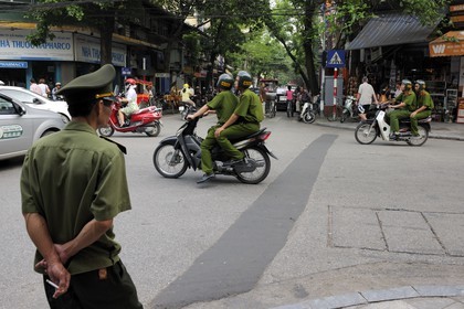 Vietnam, Hanoï, policiers à moto dans la vieille ville