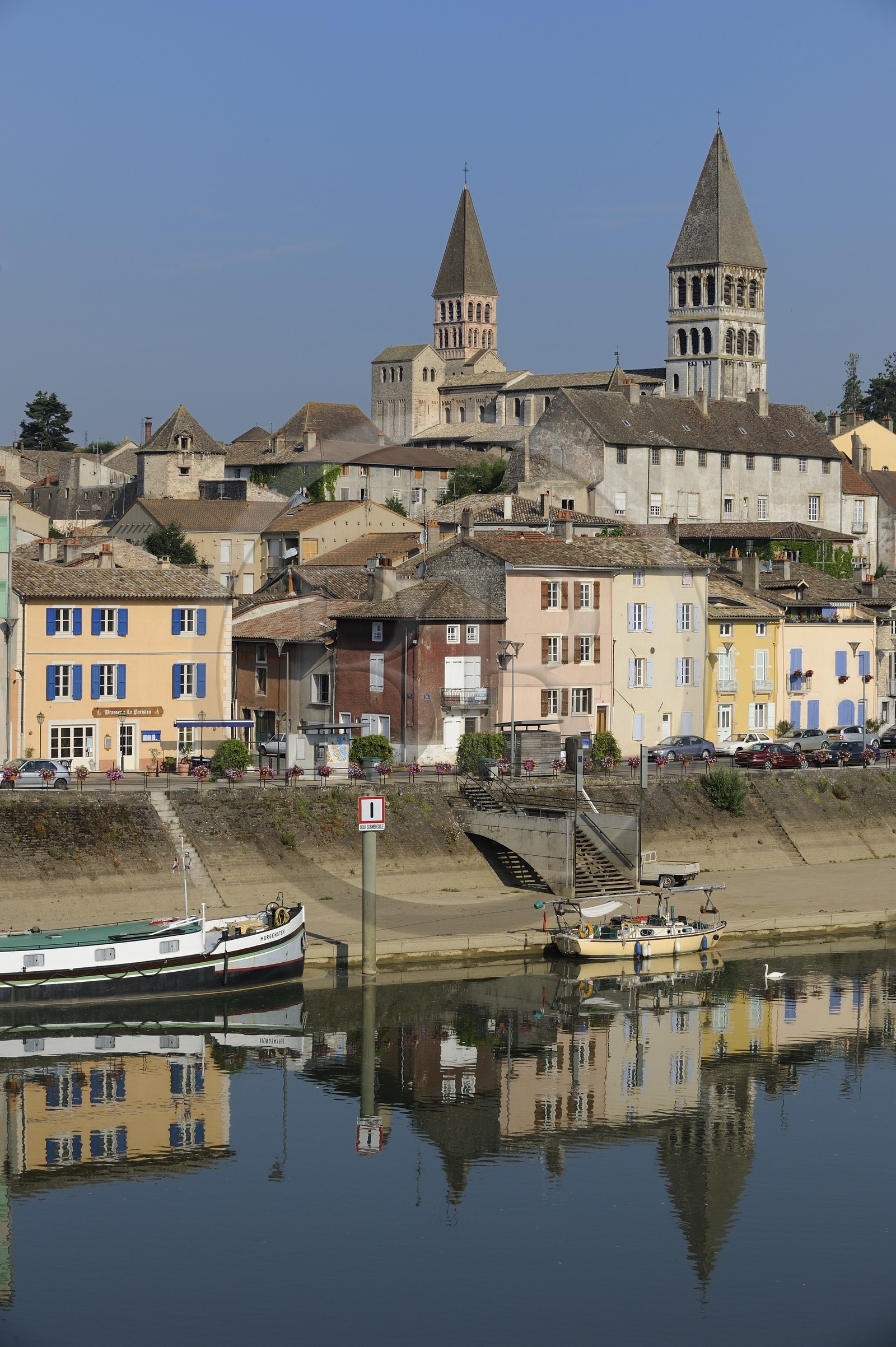 France, Saône et Loire (71), Tournus, les bords de Saône et les deux tour de l'ancienne abbaye