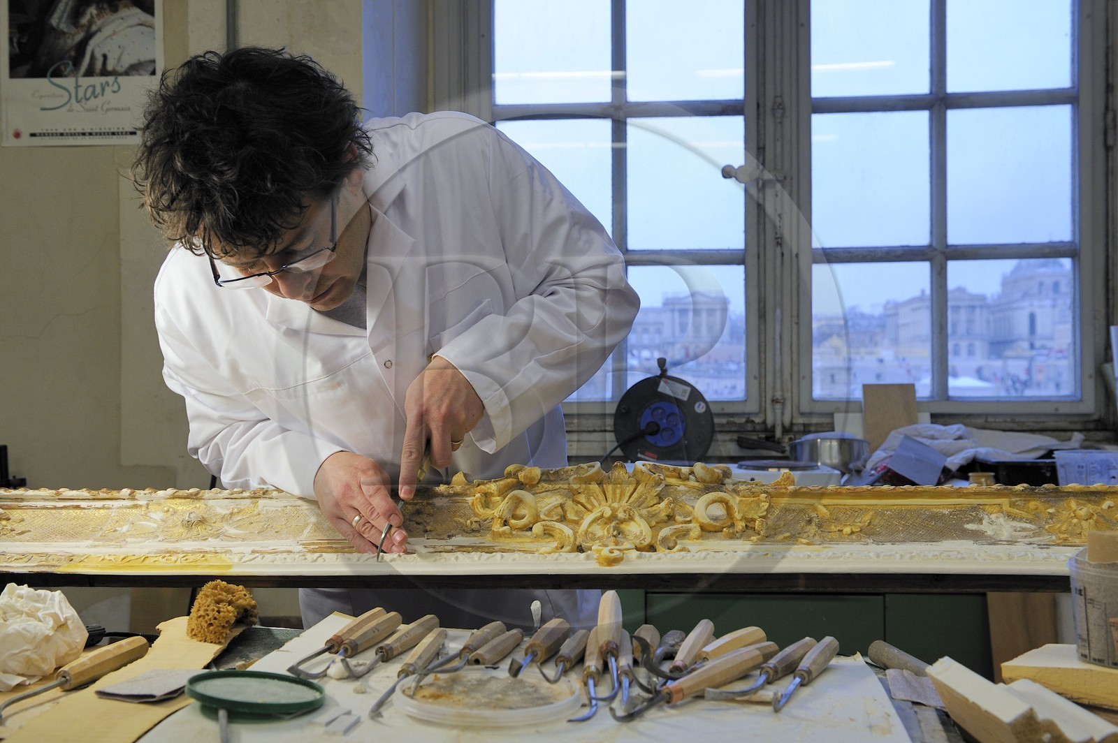 France, Yvelines (78), château de Versailles, ateliers de restauration du château, atelier de dorures, Laurent Hissier travaillant sur un cadre de tableau