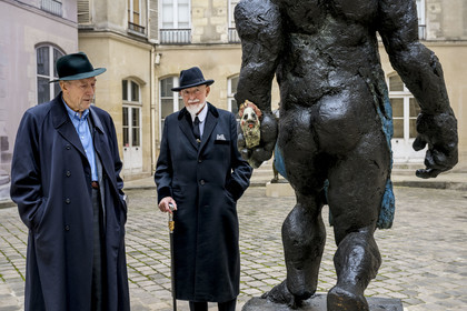 France, Paris, Musée Maillol art museum, German painter and sculptor Markus Lüpertz during his exhibition in dialogue with the work of Aristide Maillol, his gallerist Michael Werner on his left, sculpture (detail) Der Morgen oder Hölderlin, 2011, Painted bronze