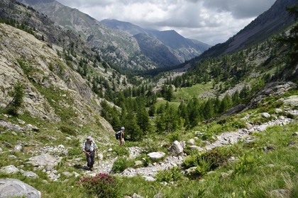 France, Alpes-Maritimes (06), parc national du Mercantour, vallée de la Valmasque, sentier aménagé par les italiens sous Mussolini et la vallée