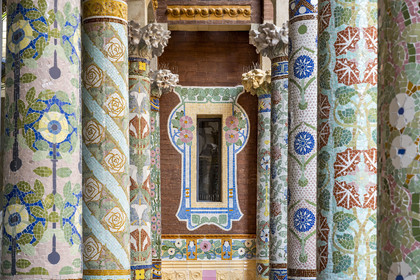 Espagne, Catalogne, Barcelone, Palau de la Musica Catalana (palais de la musique catalane), salle de concert dessinée par l'architecte du modernisme catalan Lluis Domènech i Montaner, site classé au Patrimoine Mondial de l'UNESCO, colonnes en mosaïque de la loggia extérieure
