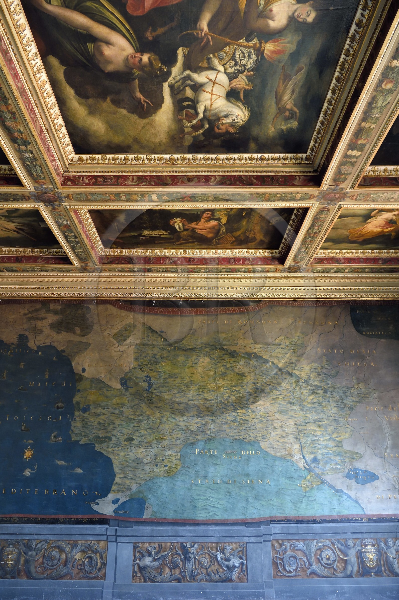 Italie, Toscane, Florence, centre historique classé Patrimoine Mondial de l'UNESCO, musée de la Galleria degli Uffizi (galerie des Offices), Salle des Cartes Géographiques décorée de cartes géographiques qui illustrent le Domaine florentin, l'Etat de Sienne et l'Ile d'Elbe
