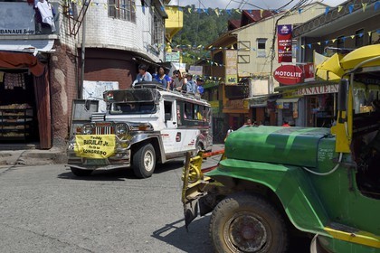 Philippines, province d'Ifugao, ville de Banaue, jeepney (jeep allongée pour le transport de passagers) sur la place principale, passagers sur le toit
