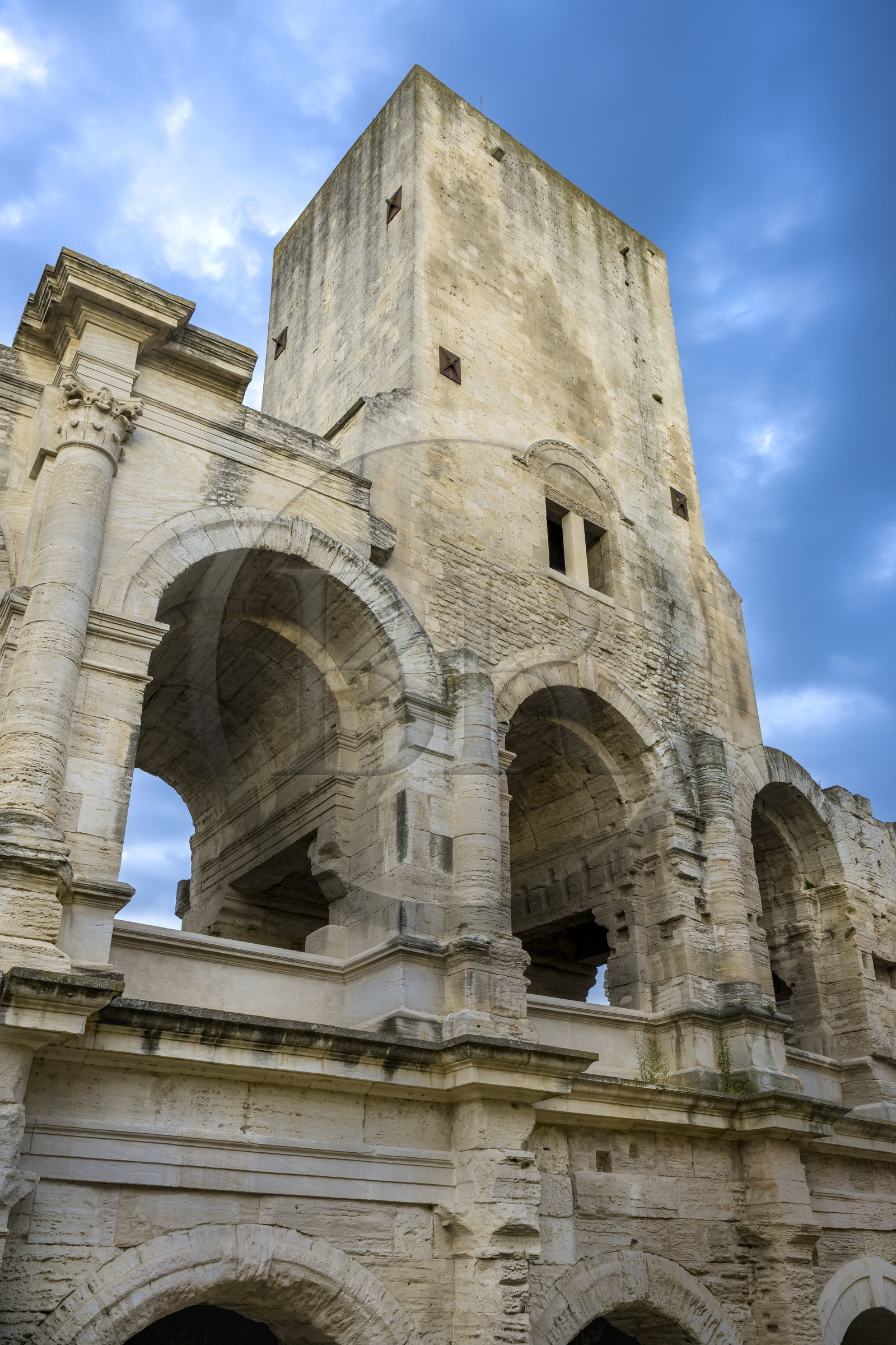 France, Bouches-du-Rhône (13), Arles, les Arènes, amphithéatre romain construit vers 80-90 apr. J.-C., classé Patrimoine Mondial de l'UNESCO, une des trois tours restantes sur quatre construites pour en faire une forteresse après la chute de l'empire romain