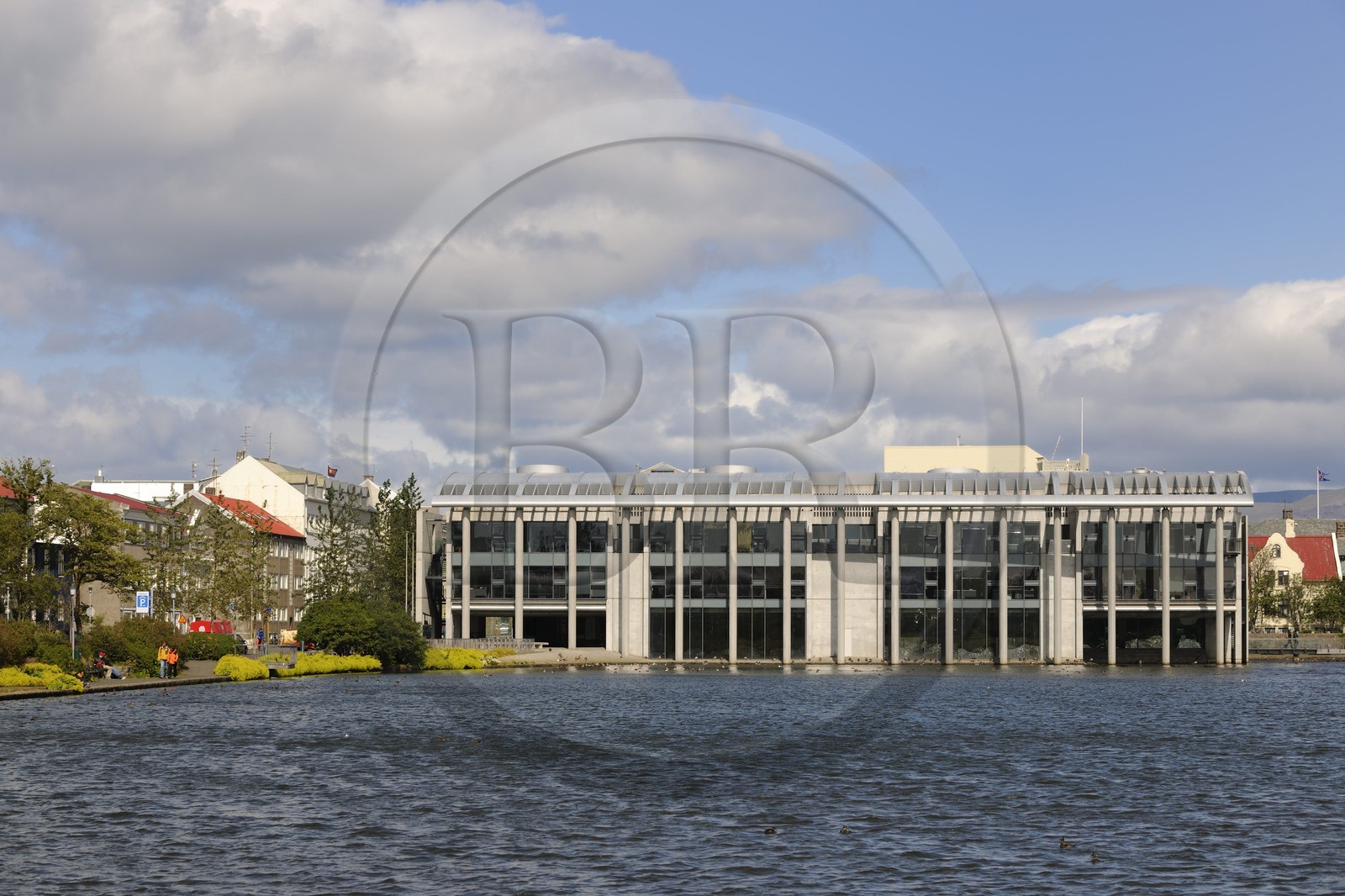 Islande, Reykjavik, l'hôtel de ville au bord du lac Tjörnin