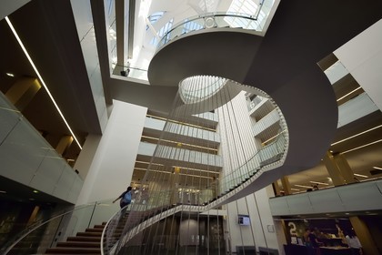 France, Bas-Rhin (67), Strasbourg, Neustadt quartier allemand classé au Patrimoine Mondial de l'UNESCO, place de la Liberté, bibliothèque nationale et universitaire (BNU), escalier monumental par architecte ANMA-Agence Nicolas Michelin et associés