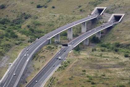 France, île de la Réunion, côte ouest, Saint-Paul, Tunnel Cap La Houssaye sur la route des Tamarins (vue aérienne)