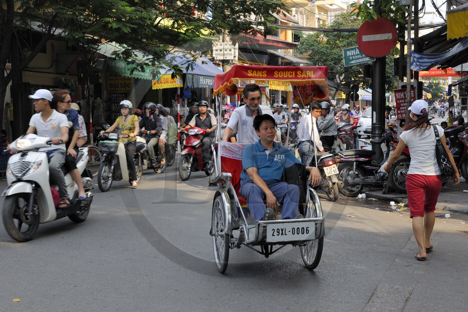 Vietnam, Hanoï, circulation en cyclo-pousse dans la vieille ville