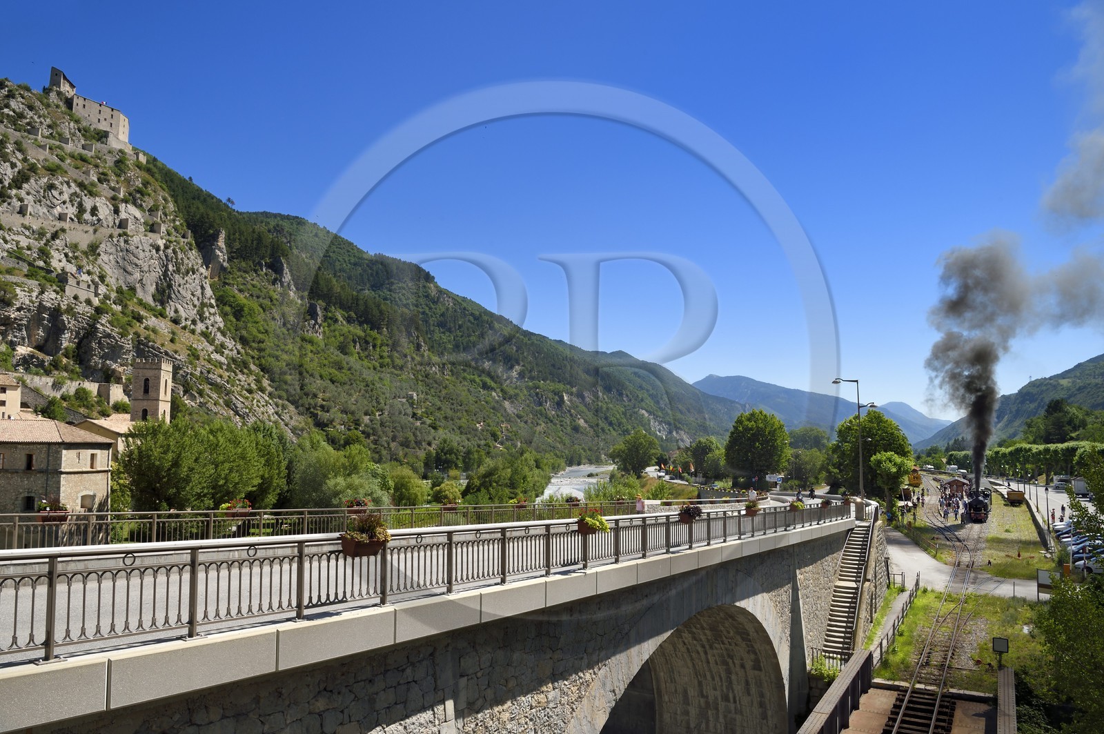 France, Alpes-de-Haute-Provence (04), cité médiévale d'Entrevaux fortifiée par Vauban, le Train des Pignes sous la citadelle