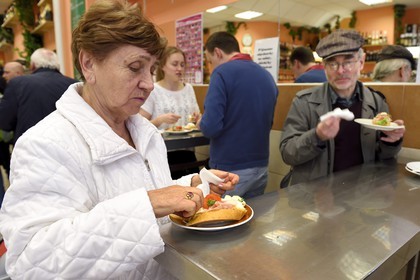République Tchèque, Prague, Nove Mesto, Place Jungmann, traiteur et épicerie fine vendant des sandwichs typique de la période communiste Lahudky Zlaty Kriz (épicerie fine Croix d'Or)