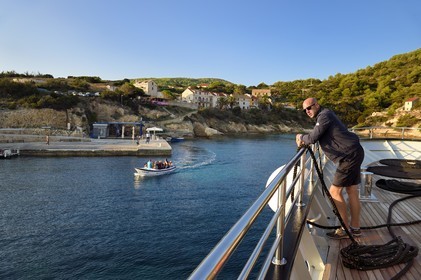 Croatie, Dalmatie, cote dalmate, Ile de Bisevo, arrivée du bateau au port